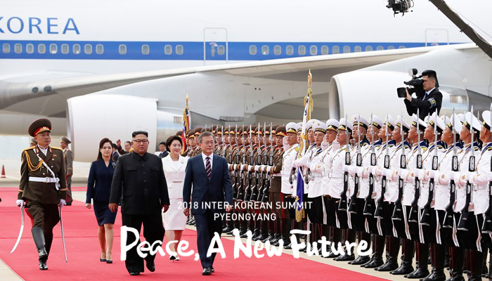 Upon his arrival in Pyeongyang on Sept. 18, President Moon Jae-in inspects the honor guard with North Korean leader Kim Jong Un. (Pyeongyang Press Corps)